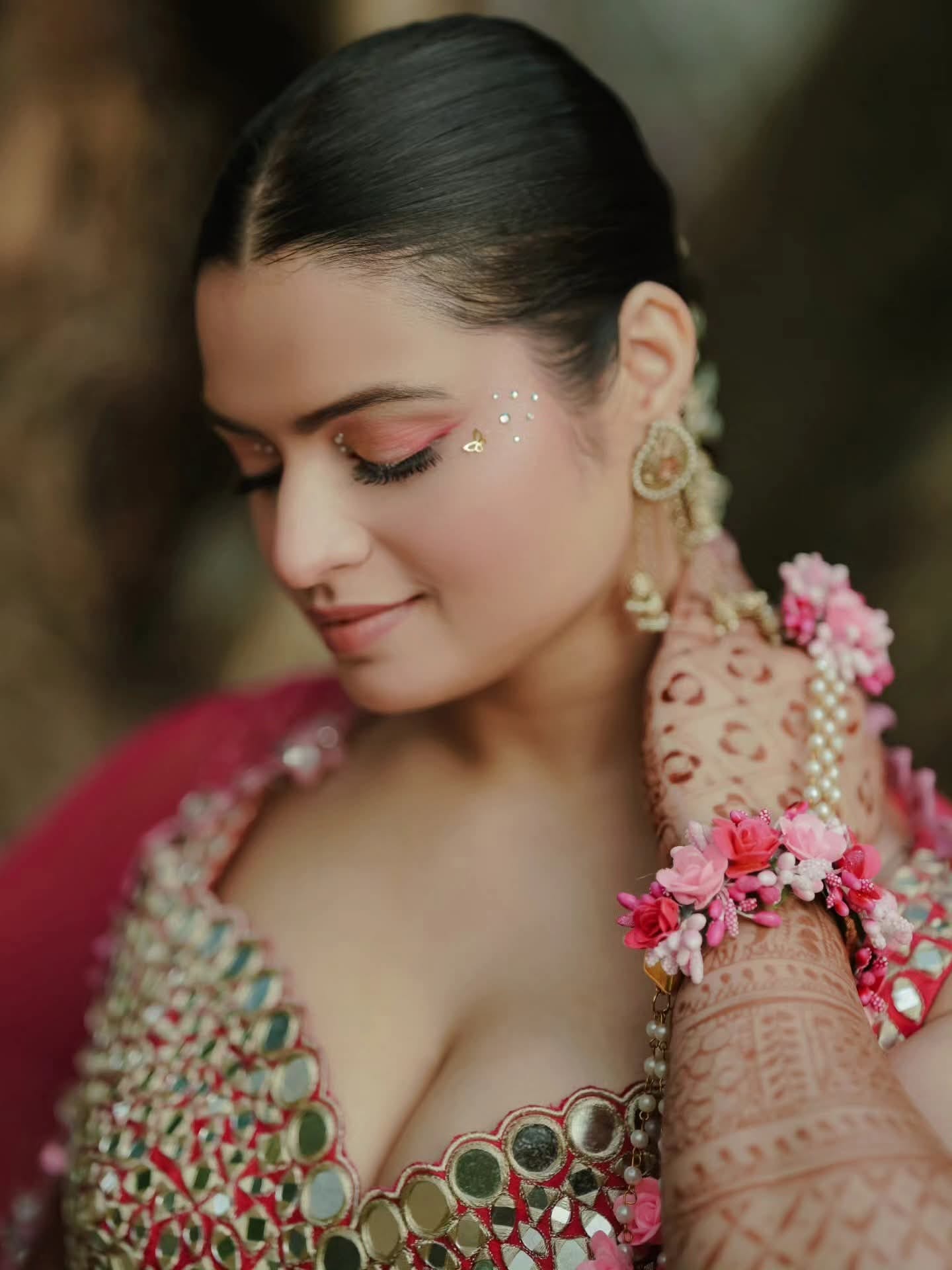 The bride in floral jewellery on the morning of the mehendi